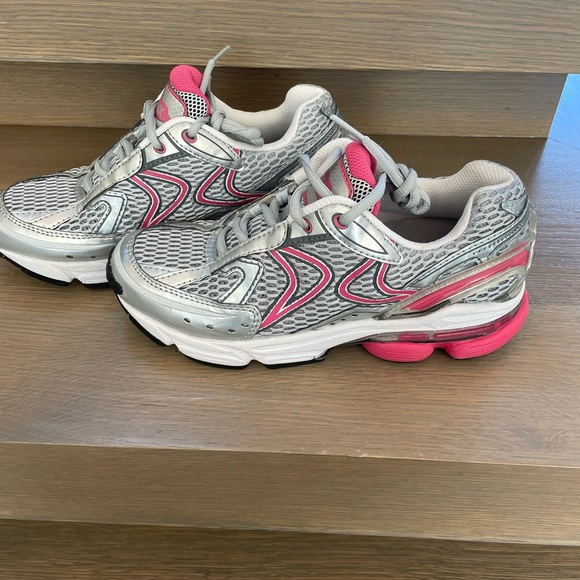 Aetrex Women’s RX Runner Athletic Shoe X-Wide Width in Grey/Cranberry - Picture 4 of 6